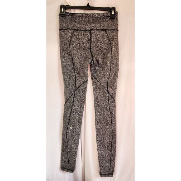 Lululemon Run It Out Tight Power Luxtreme Ripple Jacquard Black White Size 4 D7 - Picture 4 of 15